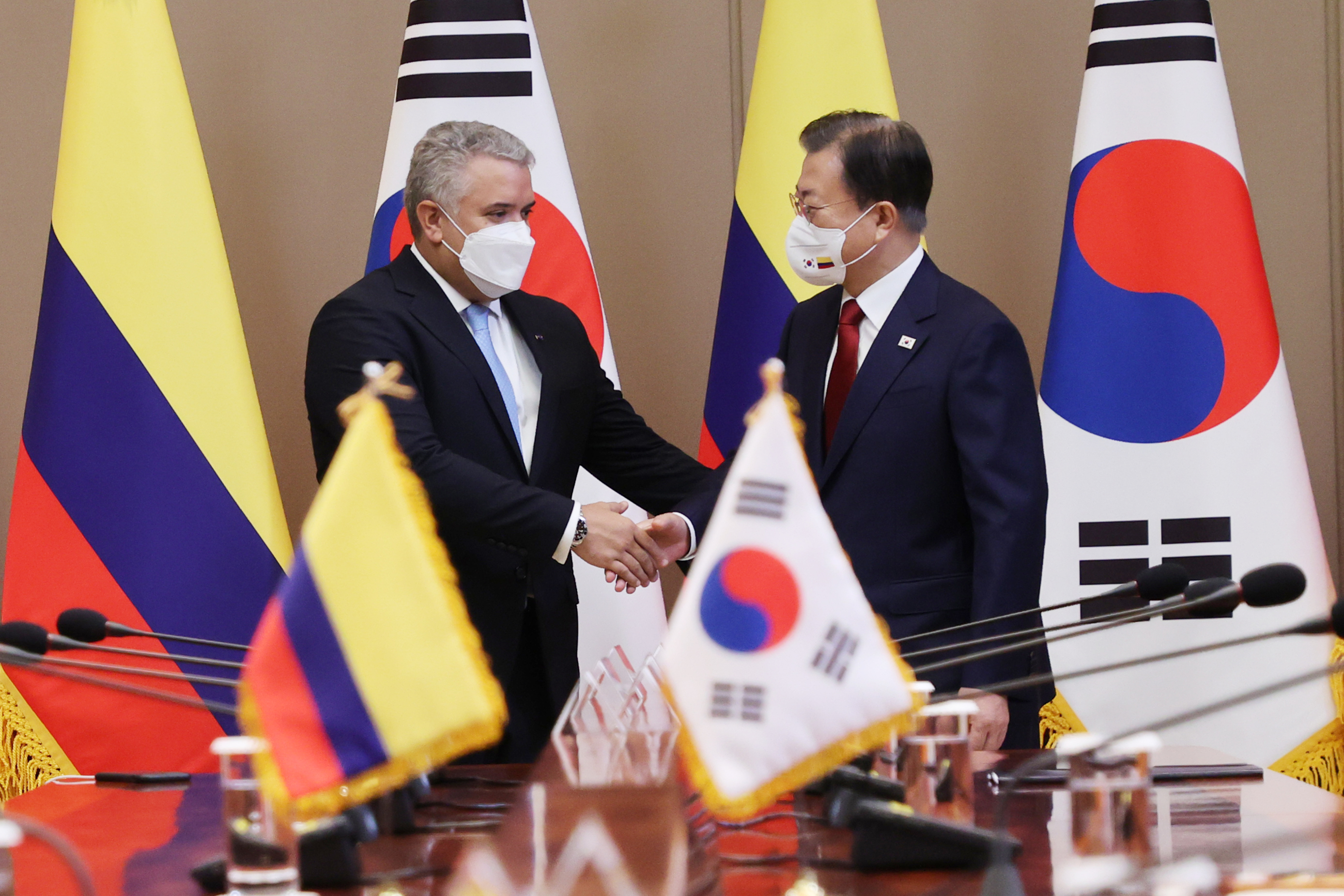 El presidente Moon Jae-in y el presidente colombiano Iván Duque Márquez se dan la mano durante la cumbre celebrada en la oficina presidencial Cheong Wa Dae el 25 de agosto. | Agencia de noticias Yonhap 