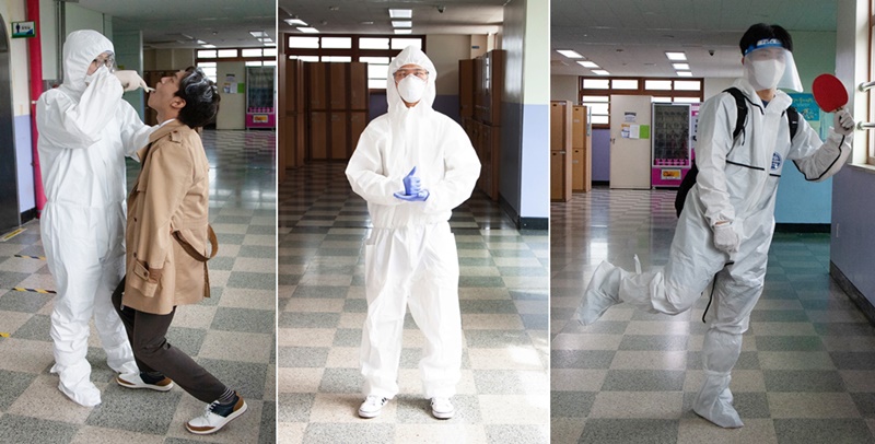 Desde izquierda, los primeros dos estudiantes de la escuela secundaria de Uijeongbu en la provincia de Gyeonggi-do toman fotografías de graduación vestidos como el personal médico que trata a pacientes con COVID-19 y el último imita a la jugadora de tenis de mesa Shin Yu-bin que representó al equipo de Corea en los Juegos Olímpicos de Verano de Tokio 2020 y recientemente llamó la atención cuando apareció en el Aeropuerto Internacional de Incheon con un traje protector. 