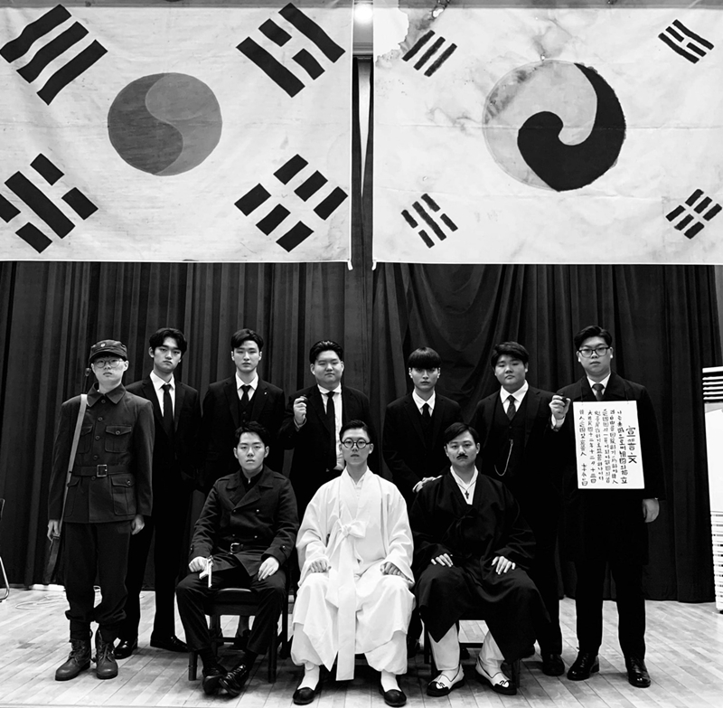  La foto de graduación de la escuela secundaria de Uijeongbu en 2020, que homenajeó a los activistas por la independencia durante la ocupación japonesa de la península coreana llamó la atención del público por recrear detalladamente la foto de los activistas.
