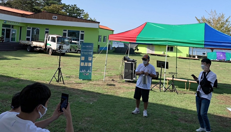 ▲ 1일 경상남도 통영시 연대도 통영에코파크에서 열린 ‘탄소 없는 여행’에서 한 참가자가 탄소 없는 여행을 위해 챙겨온 개인 준비물을 소개하고 있다.