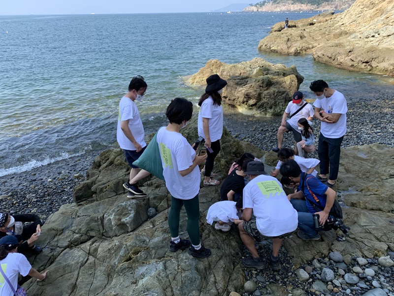 ▲ 2일 오전 참가자들이 윤병열 경남생태관광협회 이사와 함께 연대도 생태 탐방을 하고있다.