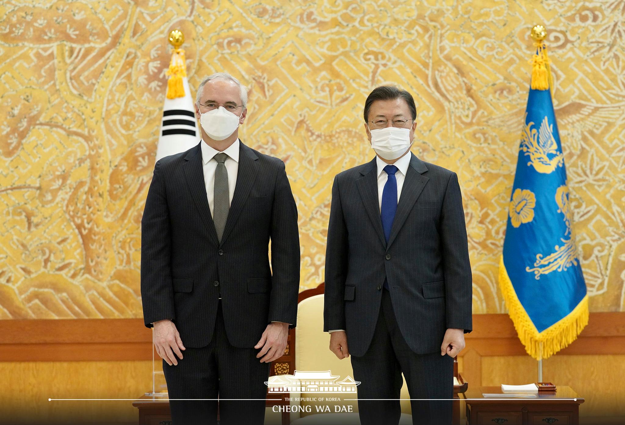 ▲ 문재인 대통령이 16일 청와대에서 리처드 해쳇 감염병혁신연합(CEPI) 대표와 만나 기념촬영을 하고 있다. 청와대 페이스북
