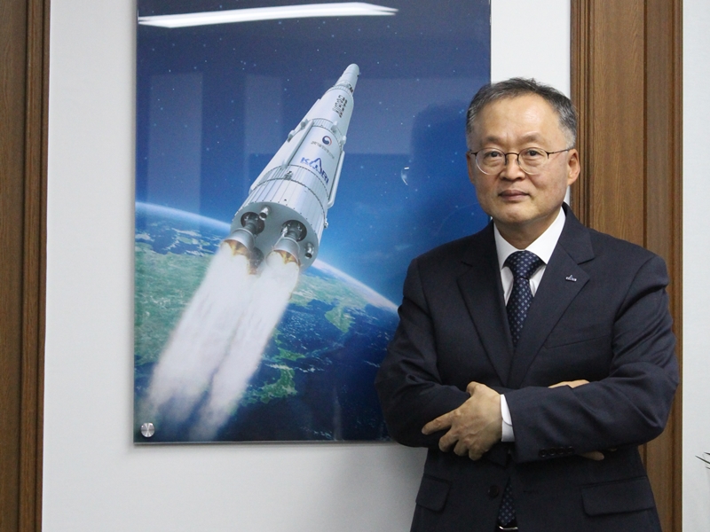 El presidente del KARI, Lee Sang-ryool, dijo que el KARI asegurará capacidades de transporte espacial independientes a través del segundo lanzamiento del cohete Nuri programado para mayo de 2022.<br></p></div> <br></div>El segundo lanzamiento del Nuri está programado para el próximo mes de mayo.