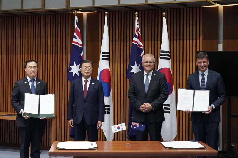 El presidente Moon Jae-in (segundo desde la izquierda) celebró una cumbre bilateral con el primer ministro australiano Scott Morrison en el Capitolio de Canberra en la mañana del 13 de diciembre (hora local). Corea y Australia firmaron un memorando de entendimiento sobre cooperación en la industria de defensa, la tecnología neutral en carbono, la economía del hidrógeno y la cadena de suministro de minerales. Durante la visita del presidente Moon a Australia, los dos países firmaron un contrato comercial para que el ejército australiano introdujera 30 obuses autopropulsados K9 y 15 vehículos blindados con munición K10, una parte del sistema principal de armas del ejército surcoreano, desarrollados con tecnología naciona. | Página de Cheong Wa Dae en Facebook