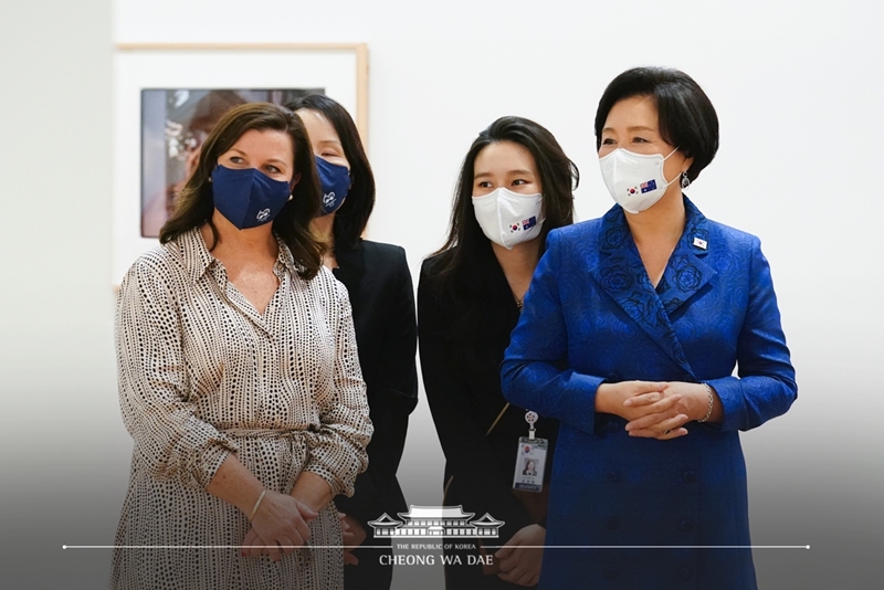 La primera dama Kim Jung-sook (derecha), quien realizó una visita de Estado a Australia con el presidente Moon Jae-in, visitó el 13 de diciembre la Galería Nacional de Retratos en Canberra, Australia, por invitación de Jenny Morrison, esposa del primer ministro australiano, Scott Morrison, para ver la exposición especial titulada 