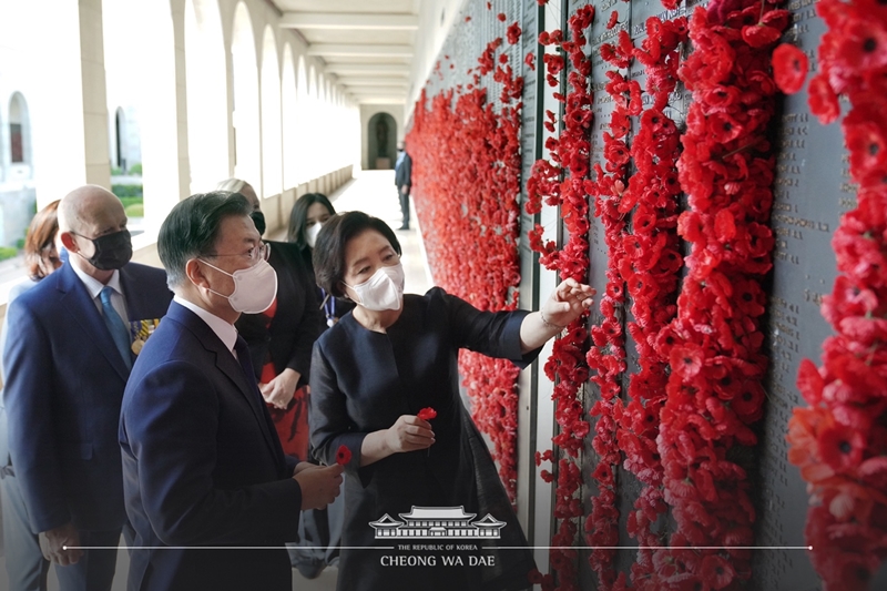 El presidente Moon y la primera dama Kim visitaron el 13 de diciembre el Monumento a la Guerra de Australia y el Monumento a la Guerra de Corea en Canberra para conmemorar el 70 aniversario de la Batalla de Gapyeong de la Guerra de Corea, en la que participaron las tropas australianas. En el primer monumento, la pareja presidencial rindió homenaje a los soldados desconocidos y veteranos australianos, y también visitó el segundo monumento para presentar sus respetos a los soldados australianos que participaron en la Guerra de Corea. Ambos países firmaron en 2019 un memorando de entendimiento sobre la excavación de los restos de los soldados australianos que desaparecieron en acción durante la guerra y construyeron el Jardín Australiano de la Amistad en la isla Jaraseom en el condado de Gapyeong-gun, provincia de Gyeonggi-do. La pareja presidencial se muestra aquí el 13 de diciembre en Canberra ofreciendo flores en un monumento con los nombres de los soldados caídos. | Página oficial de Cheong Wa Dae en Facebook