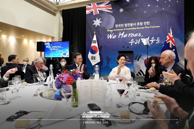 El presidente Moon en la tarde del 13 de diciembre celebró una cena en Canberra con los veteranos de la Guerra de Corea y los familiares de los caídos en la guerra. Casi 60 personas que asistieron incluidos la primera dama Kim Jung-sook, funcionarios australianos como el ministro de Defensa, Peter Dutton, y el ministro de Asuntos de Veteranos y el ministro de Personal de Defensa, Andrew Gee, veteranos de la Guerra de Corea de Australia; y las familias de los fallecidos en combate. 