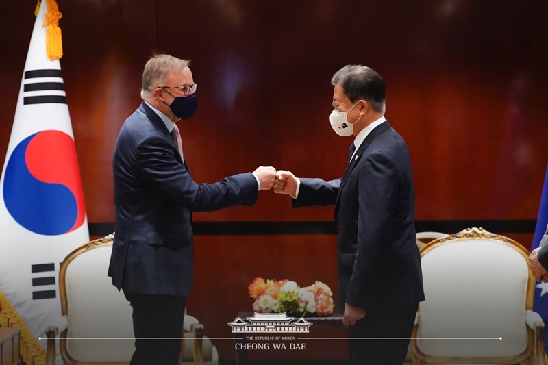 El 14 de diciembre, el presidente Moon se saluda con Anthony Albanese, líder del principal opositor Partido Laborista Australiano en Sídney. El presidente dijo que espera que ambos países desarrollen una relación orientada al futuro con la cooperación bipartidista del partido, y que el partido, que ha contribuido en gran medida a la cooperación con los países asiáticos, juegue un papel importante en la prosperidad conjunta. Albanese respondió diciendo que ambas partes han mantenido una relación sólida con el apoyo de ambos partidos, y agregó que históricamente su partido ha enfatizado la solidaridad con los países asiáticos. | Página oficial de Facebook de Cheong Wa Dae