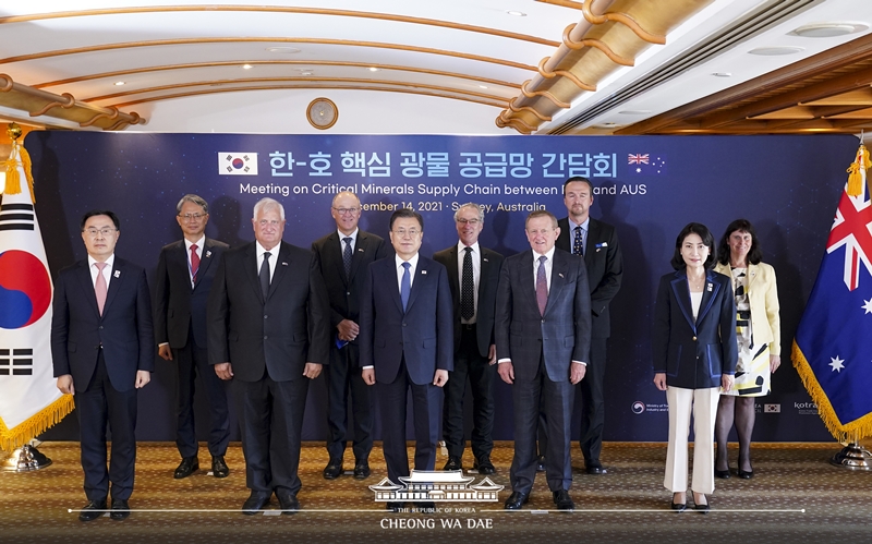 El 14 de diciembre, el presidente Moon posa con empresarios australianos después de conversar con ellos sobre la expansión de la cooperación bilateral en minerales básicos en una reunión sobre la cadena de suministro de minerales críticos entre Corea y Australia en Sídney. Australia, rica en recursos, tiene las segundas reservas más grandes del mundo de níquel, cobalto y litio y la sexta mayor cantidad de elementos de tierras raras. 