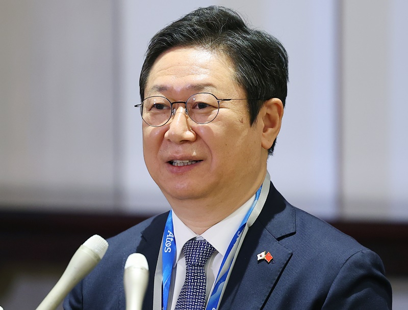 El ministro de Cultura, Deportes y Turismo de Corea, Hwang Hee, habla con el equipo de prensa sobre haberse vestido con hanbok en la ceremonia de apertura de los Juegos Olímpicos de Invierno de Beijing 2022. | Agencia de Noticias Yonhap
