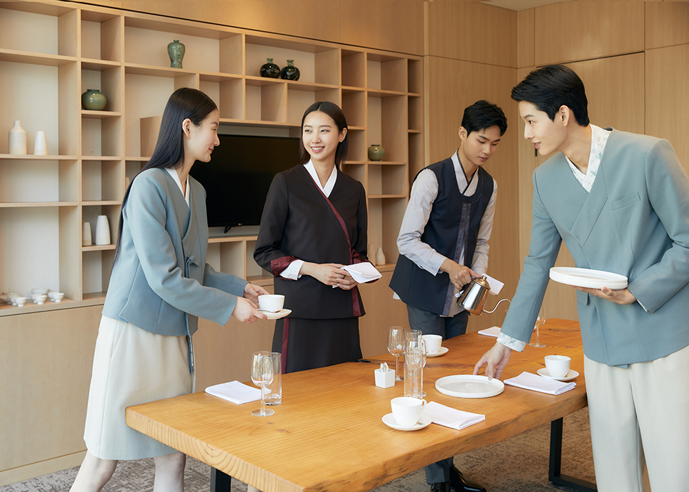 El Ministerio de Cultura, Deportes y Turismo y la Fundación de Artesanía y Diseño de Corea inauguraron el 9 de febrero una exhibición de uniformes escolares y de trabajo estilo hanbok en la Estación Cultural Seúl 284 en el distrito de Jung-gu de la capital. Se muestran atuendos inspirados en Hanbok para la oficina y la escuela. | Ministerio de Cultura, Deportes y Turismo 