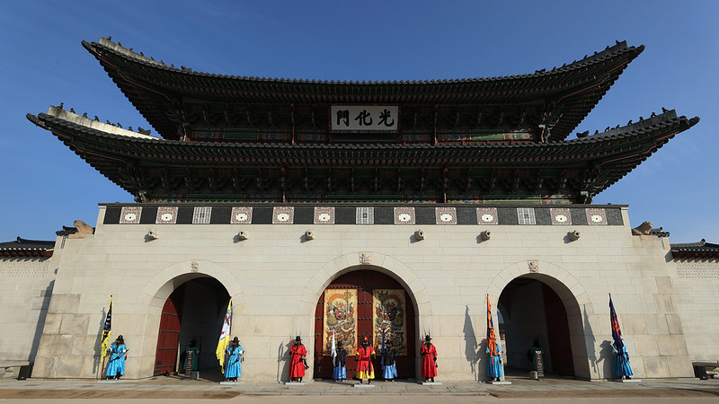 Los guardias reales en el palacio Gyeongbokgung en el distrito Jongno-gu de Seúl el 27 de enero se paran frente a la puerta Gwanghwamun, en la que cuelgan dos pinturas munbaedo para protegerse de los espíritus malignos.