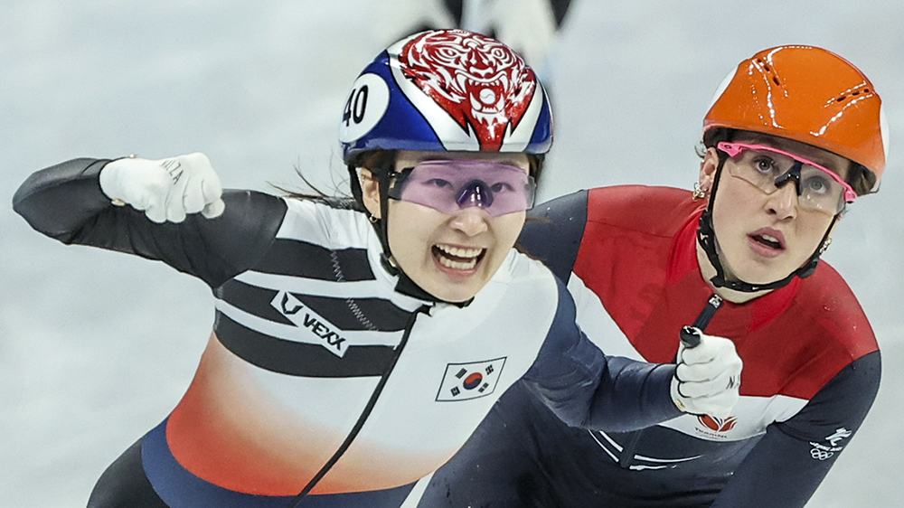 Choi Min-jeong celebra el 16 de febrero su triunfo en la carrera femenina de patinaje de velocidad en pista corta de 1.500 m en los Juegos Olímpicos de Invierno de Pekín 2022, en el Capital Indoor Stadium de la capital china.