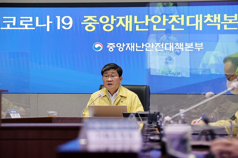 El ministro del Interior y Seguridad, Jeon Hae-cheol, preside por videoconferencia la 571º reunión de respuesta ante el COVID-19 de la Sede Central de Contramedidas de Seguridad y Desastres en el Complejo Gubernamental en Seúl, la mañana del 28 de febrero.