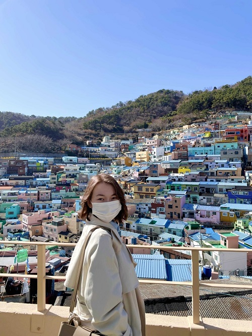 Zulfiya Boyazitova, reportera honoraria visitando la Aldea de Gamcheon, ubicado en el distrito de Saha-gu en Busan