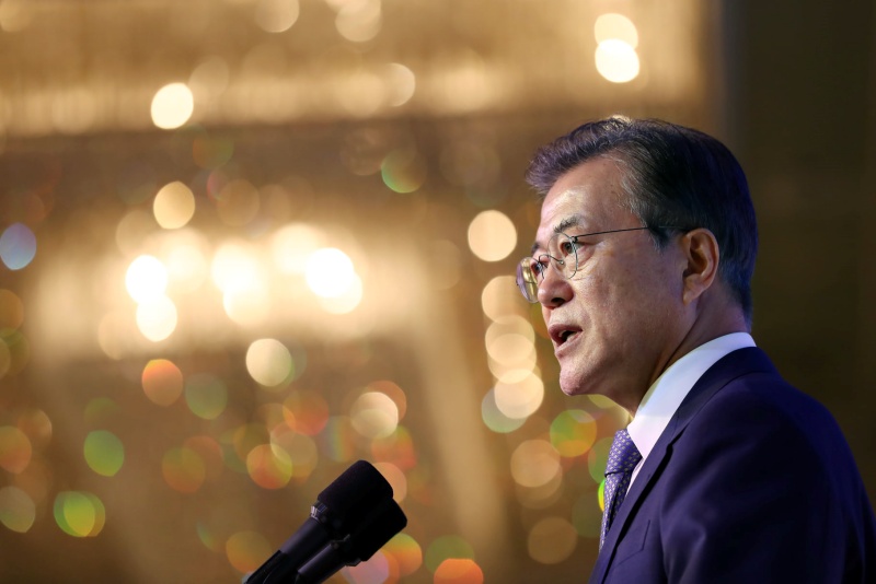 Una fotografía del presidente Moon Jae-in en el libro 'Un país que inquebrantable', publicado el 28 de marzo.