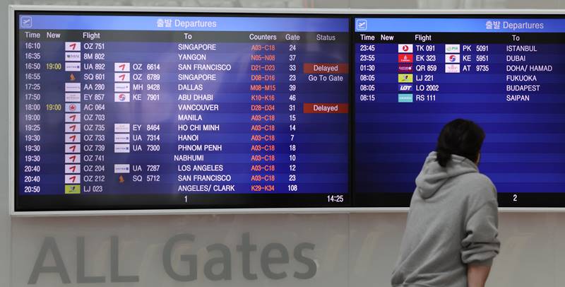 Con el continuo declive de casos nuevos del COVID-19 el Gobierno decidió aumentar la frecuencia semanal de los vuelos internacionales y ampliar la operación de los vuelos internacionales a aeropuertos regionales a partir de mayo. En la fotografía tomada el 5 de abril se muestra una tabla electrónica de horario de vuelos salientes en la sección de salidas de la terminal 1 del Aeropuerto Internacional de Incheon. | Agencia de Noticias Yonhap