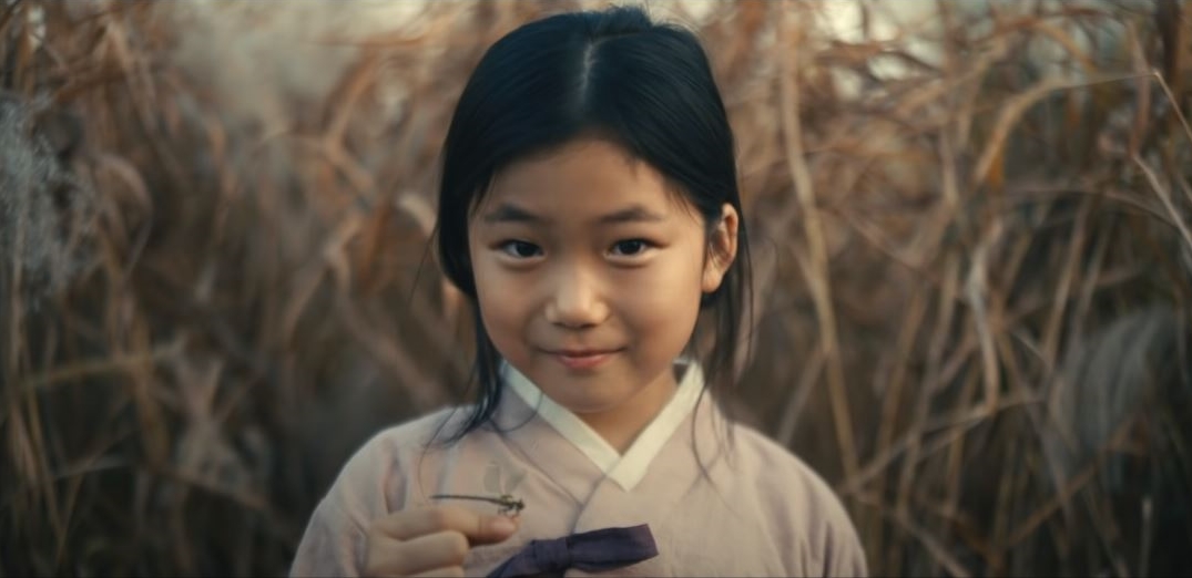 La fotografía muestra a la protagonista Sunja de niña de la serie de Apple TV+ 