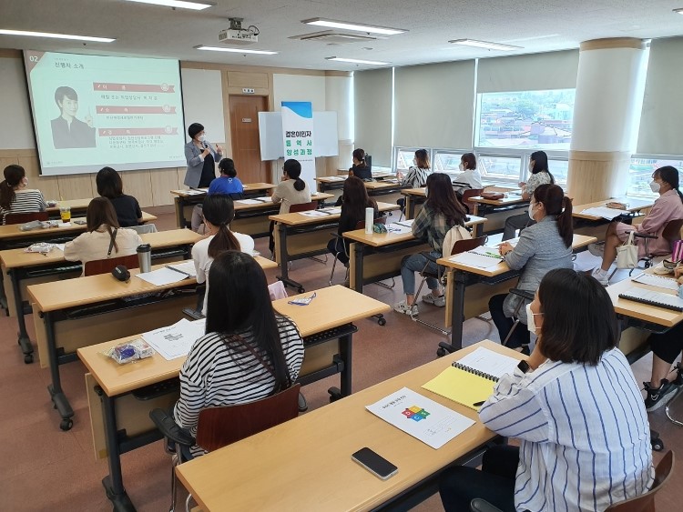El 14 de abril, el Servicio de Estadísticas de Corea publicó un reporte pronosticando que en 2040 la población no nativa representará un 6,4% de la población total del país, en comparación con el 4,2% en 2020. En la imagen, se muestra a esposas extranjeras de ciudadanos coreanos el año pasado mientras reciben una capacitación en interpretación a través de un curso ofrecido por la ciudad de Changwon, en la provincia de Gyeongsangnam-do.