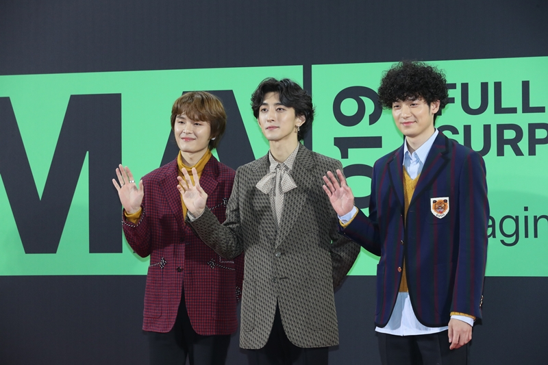 Los miembres de la banda Jannabi saludan en el evento de alfombra roja 'Melon Music Awards 2019 Imagine by Kia' celebrado en Gocheok Sky Dome en el distrito de Guro-gu, Seúl, el 30 de noviembre de 2019. | Agencia de Noticias Yonhap