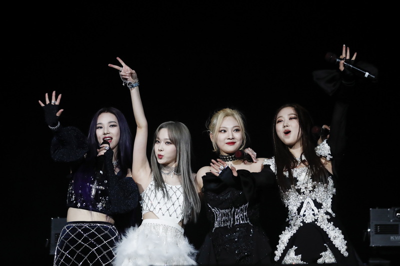 Un fondo de inversión cotizado (o ETF, por sus siglas en inglés) de las empresas de entretenimiento de Corea se lanzará en el mercado de valores de EE. UU. y Europa. La fotografía muestra al grupo femenino de K-pop Aespa el pasado 23 de abril saludando a la audiencia en el Festival de Música y Artes de Coachella en California, EE.UU. 