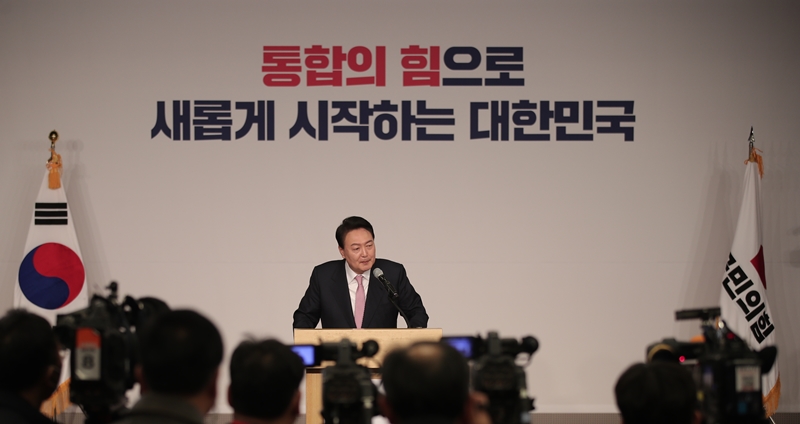 Se seleccionó la visión del gobierno del presidente Yun Suk Yeol. En la foto, el presidente electo da una conferencia de prensa tras las elecciones en la Asamblea Nacional en Yeouido, Seúl, el pasado 10 de marzo. 
