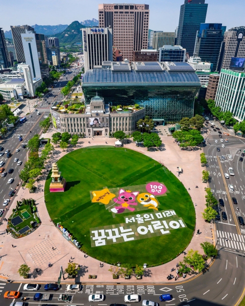 Dos días antes del Día del Niño, se instaló un dibujo de los populares personajes de dibujos animados coreanos de la compañía Pinkfong, creadora de Baby Shark, con la frase 'El futuro de Seúl, niños soñadores' en un espacio al aire libre en el césped de la Plaza de Seúl frente al Ayuntamiento 