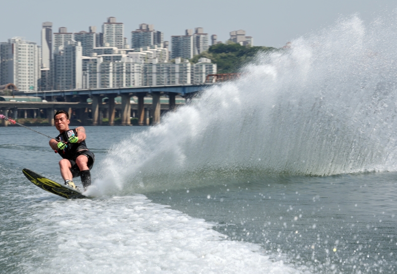 El 11 de mayo, un hombre practica esquí acuático en el río Han (o Hangang, en coreano) alrededor de la estación de esquí acuático River City en el distrito de Gangnam-gu en Seúl..