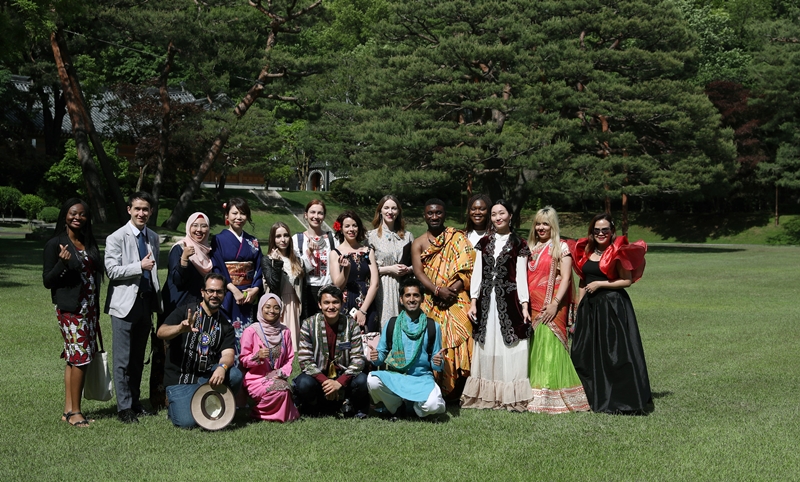 Un récord de 4.834 personas de 122 países fueron elegidas para formar parte de la 12ª edición de los Reporteros Honorarios este año, cuya misión es promover la cultura coreana en todo el mundo. Aquí se muestra a algunos de los reporteros honorarios del 2019 en mayo de ese año posando para una foto conmemorativa después de su ceremonia de inducción en la entonces oficina presidencial Cheong Wa Dae.