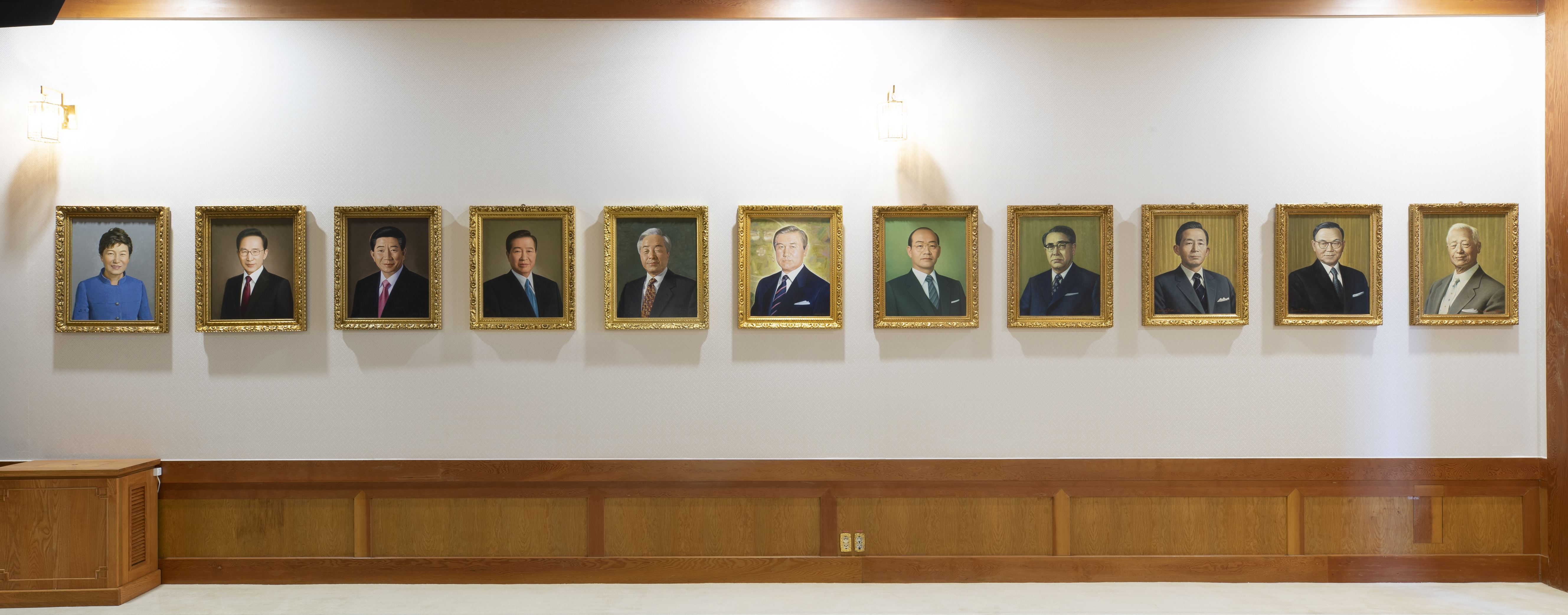 La foto muestra réplicas de los retratos de nueve expresidentes en el tercer piso de los Archivos Presidenciales. 