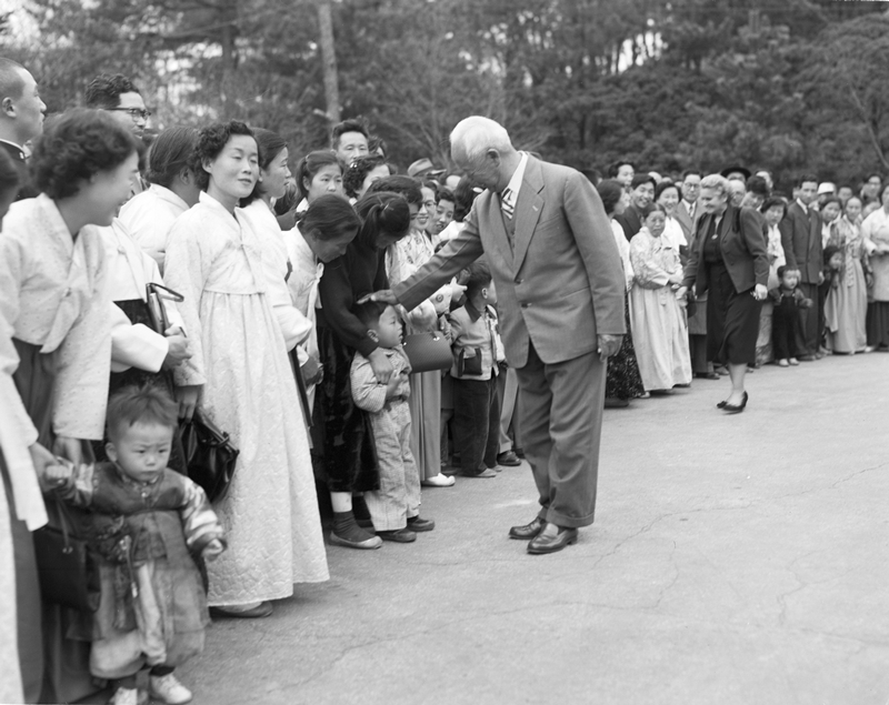 El presidente Rhee Syngman en 1955 da la bienvenida a los visitantes a la inauguración de la oficina presidencial Gyeongmudae, que luego pasó a llamarse Cheong Wa Dae.