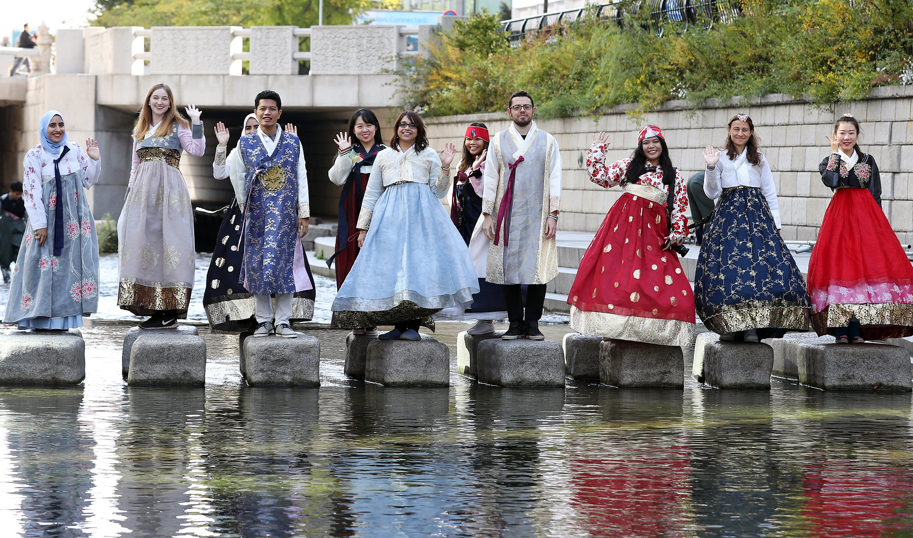 El Gobierno Metropolitano de Seúl llevará a cabo eventos para conmemorar el 15º 'Together Day' el 20 de mayo. En la fotografía, reporteros honorarios de Korea.net se toman una foto conmemorativa en el Arroyo Cheonggyecheon de Seúl.