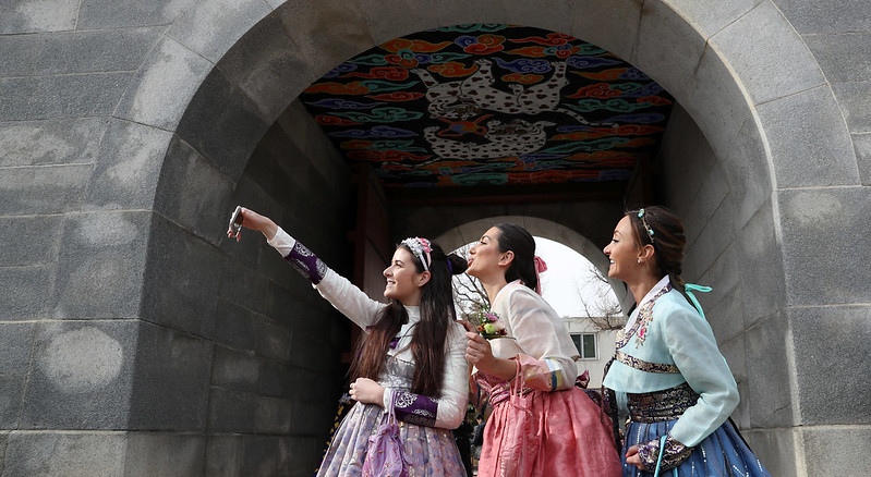 La fotografía muestra a turistas extranjeros en Corea vistidos de hanbok, vestimenta tradicional de Corea. | Korea.net