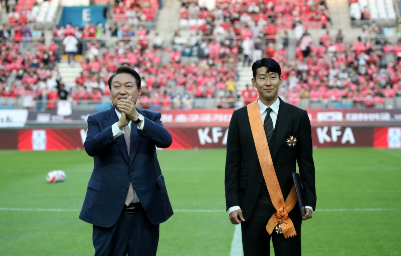 El presidente Yun Suk Yeol visita el Estadio de la Copa Mundial de Seúl, en el distrito de Mapo-gu, donde se llevó a cabo el partido amistoso de la selección nacional Corea contra la de Brasil la tarde del 2 de junio. En el estado, el presidente otorgó la Medalla del Dragón Azul al jugador Son Heung-min.
