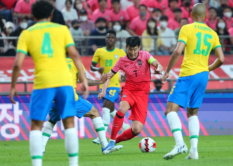 Son Heung-min dribla a los jugadores brasileños durante el partido amistoso entre Corea y Brasil celebrado en el Estadio de la Copa Mundial de Seúl en Mapo-gu, Seúl, la tarde del 2 de junio.