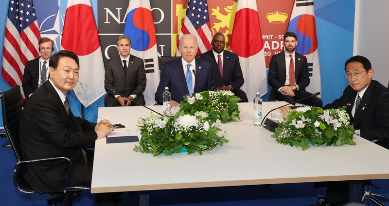 El presidente Yoon Suk Yeol celebra una cumbre trilateral con el presidente estadounidense Joe Biden y el primer ministro japonés Fumio Kishida el 29 de junio en el Centro de Convenciones IFEMA en Madrid, España.