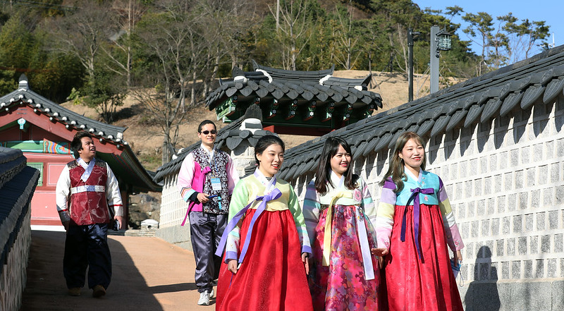 La cultura de usar el atuendo tradicional hanbok, ha sido designada como Patrimonio Cultural Inmaterial Nacional. Se muestran personas caminando por un el barrio Munhwa-dong de Tongyeong, provincia de Gyeongsangnam-do. | Korea.net