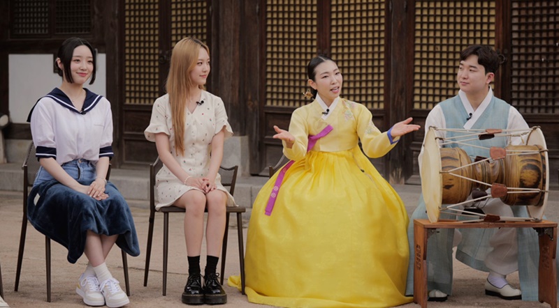 Chae Su-hyun (segunda desde la derecha), cantante de la Propiedad Cultural Inmaterial Nacional Gyeonggi minyo (canciones folclóricas), y Hina (extremo izquierdo) y Yujeong (segundo desde la izquierda), dos de los ocho miembros del grupo femenino de K-pop, Lightsum, aparecen en un video de conferencia sobre el género musical en el K-Community Challenge, una competencia sobre la cultura tradicional coreana para concursantes extranjeros. 