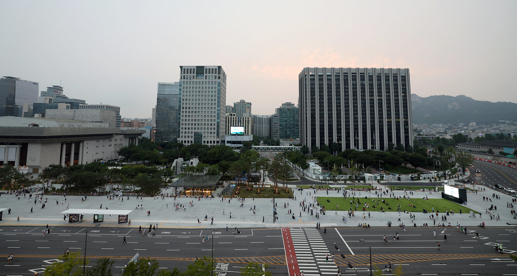La fotografía muestra una vista amplia de la plaza Gwanghwamun, que fue reabierta al público el 6 de agosto después de una remodelación de un año y nueve meses. | Jeon Han 