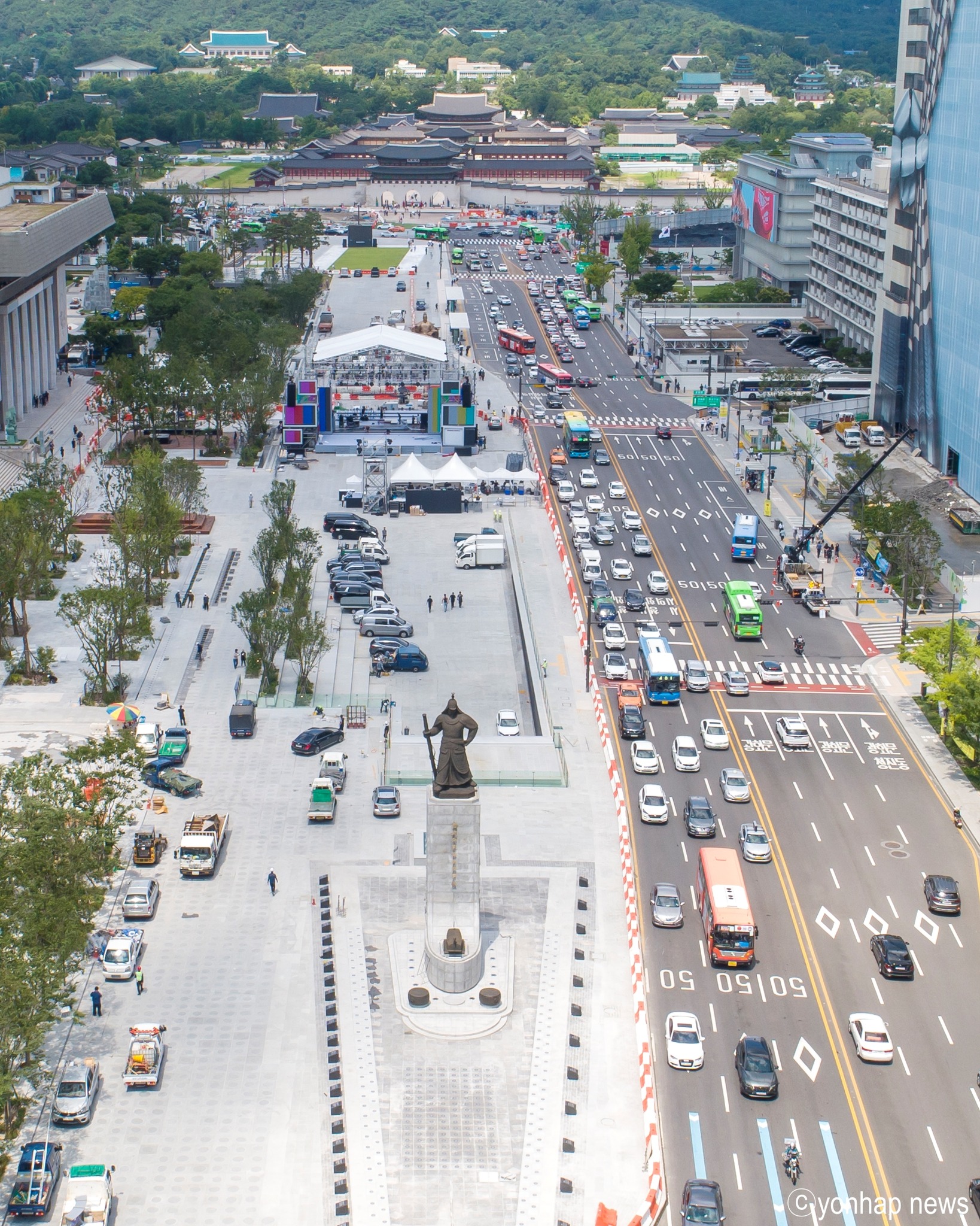La plaza Gwanghwamun reabierta tiene más áreas para peatones y espacios verdes intercalados con áreas para descansar e instalaciones ajardinadas. | Agencia de Noticias Yonhap