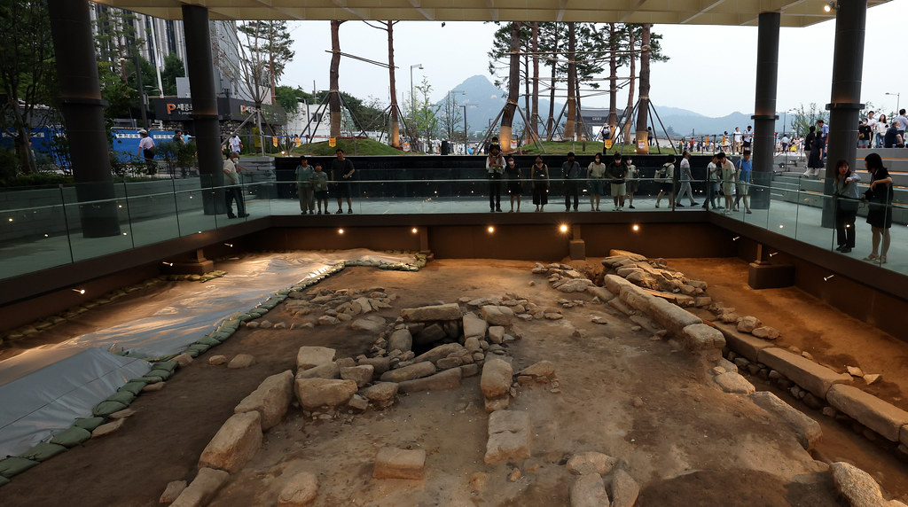 El pozo en la puerta de Saheonbu, o la oficina del inspector general durante la dinastía Joseon, fue descubierto durante la renovación de la plaza Gwanghwamun. | Jeon Han