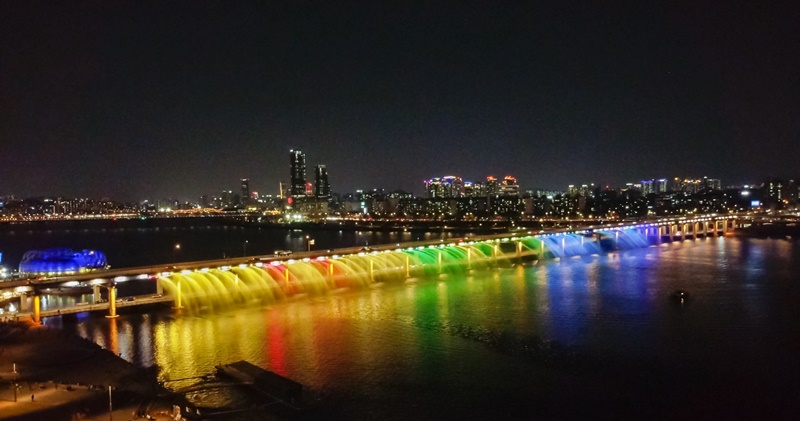 La fuente del arcoíris a la luz de la luna en el puente Banpodaegyo de Seúl es parte de dos recorridos nocturnos de Hangang.