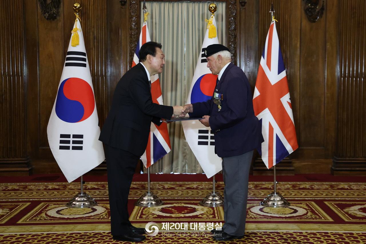 El 19 de septiembre (hora local) el presidente Yoon Suk Yeol entrega la Medalla al Mérito Civil a Victor Swift, director de la Asociación Británica de Veteranos de la Guerra de Corea en un hotel de Londres.