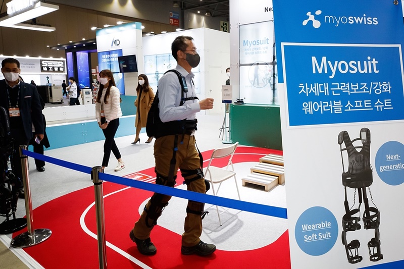 Este año, Corea ocupa el 8º lugar en el mundo en competitividad de tecnología digital entre 63 países encuestados. La fotografía muestra a un hombre probando un robot portátil en 