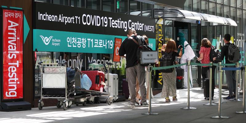 A partir del 1º de octubre, Corea del Sur levantará el riquisito de tomar prueba PCR después de ingresar al país del extranjero. | Agencia de Noticas Yonhap