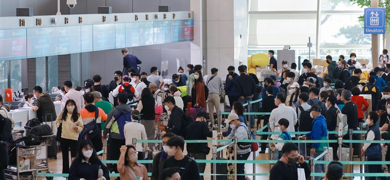El 7 de octubre la puerta de salida de la Terminal 1 del Aeropuerto Internacional de Incheon se muestra llena de viajeros. | Agencia de Noticias Yonhap