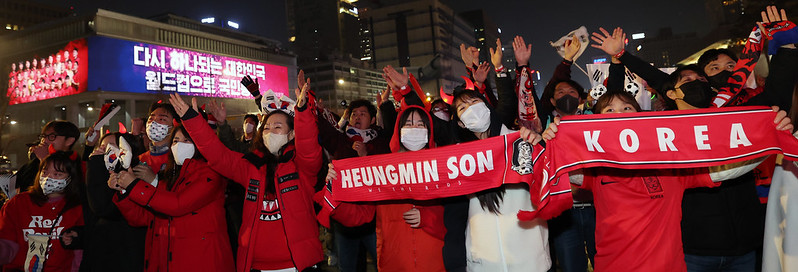 Los aficionados de fútbol, ​​reunidos el 24 de noviembre en la plaza Gwanghwamun en el distrito Jongno-gu de Seúl para animar al equipo surcoreano en su primer partido del Grupo H en la Copa Mundial de Catar contra Uruguay, gritan '¡Daehanminguk!' (República de Corea en coreano) deseando la victoria.