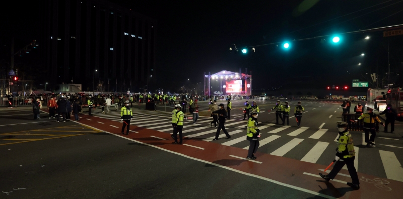 Unos oficiales de policía en la calle Sejongdae-ro en Seúl ayudan a las personas a regresar a casa de manera segura después de que el primer partido de Corea en la Copa Mundial de Catar contra Uruguay terminó en un empate sin goles.