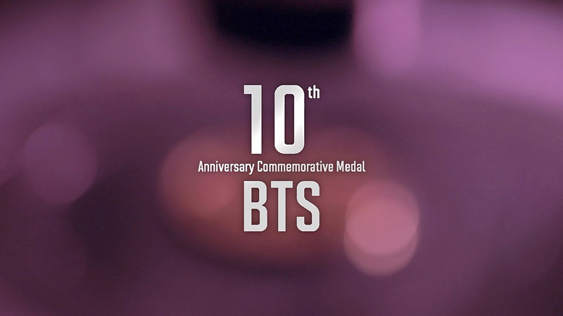 La Corporación de Acuñación e Impresión de Seguridad de Corea (KOMSCO, por sus siglas en inglés) anunció el 28 de noviembre que emitirá una medalla para conmemorar el décimo aniversario del debut del grupo BTS. | KOMSCO