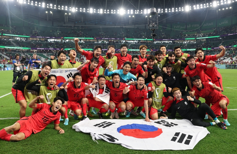 La selección de fútbol de Corea se toma una foto conmemorativa después de vencer a Portugal 2-1 en el tercer partido del grupo H de la Copa Mundial de Catar 2022 celebrado el 2 de diciembre (hora local) en el Estadio Ciudad de la Educación en Rayán, Catar; confirmando su pase a octavos de final 